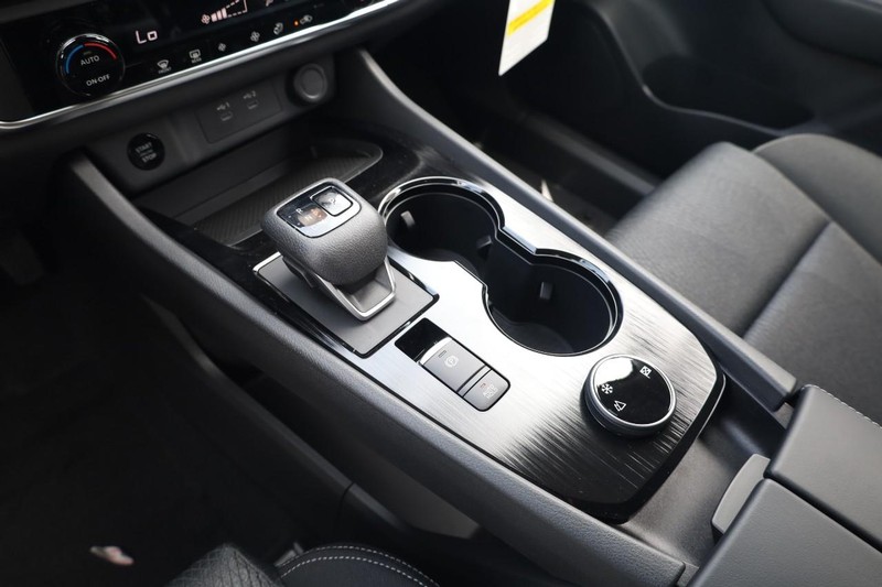 Nissan Rogue Vehicle Image 16