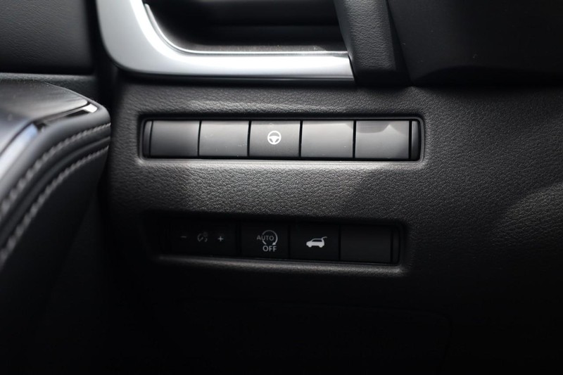 Nissan Rogue Vehicle Image 17
