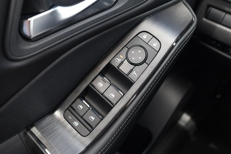 Nissan Rogue Vehicle Image 18