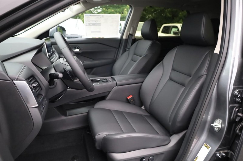 Nissan Rogue Vehicle Image 08