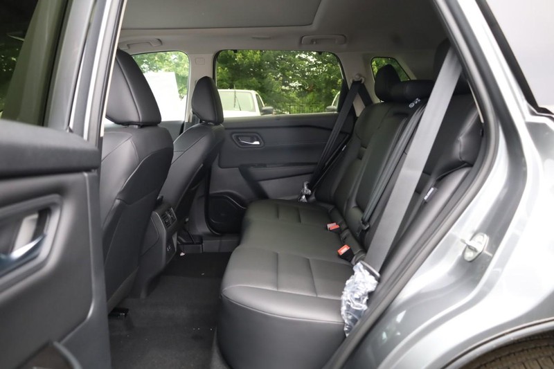 Nissan Rogue Vehicle Image 09