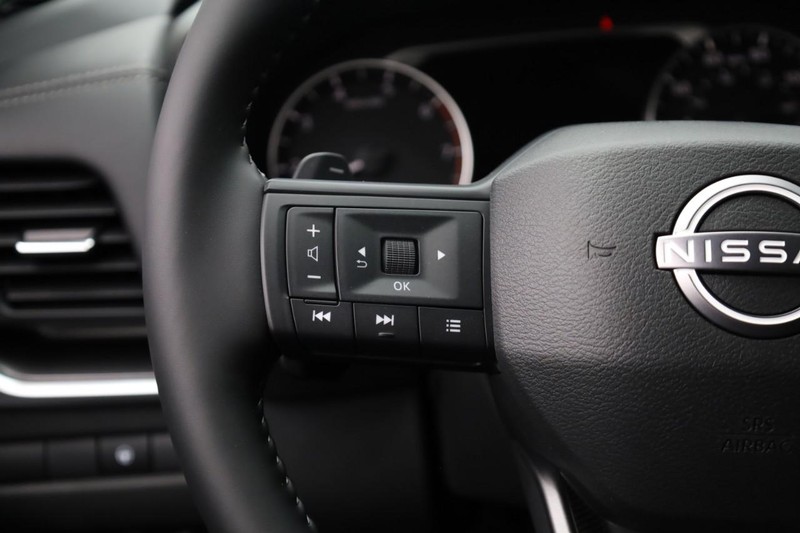 Nissan Rogue Vehicle Image 12