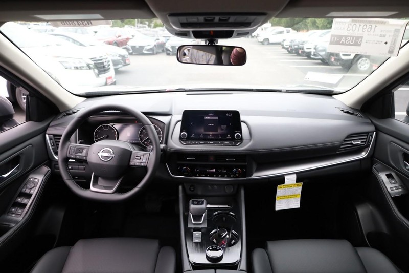 Nissan Rogue Vehicle Image 13