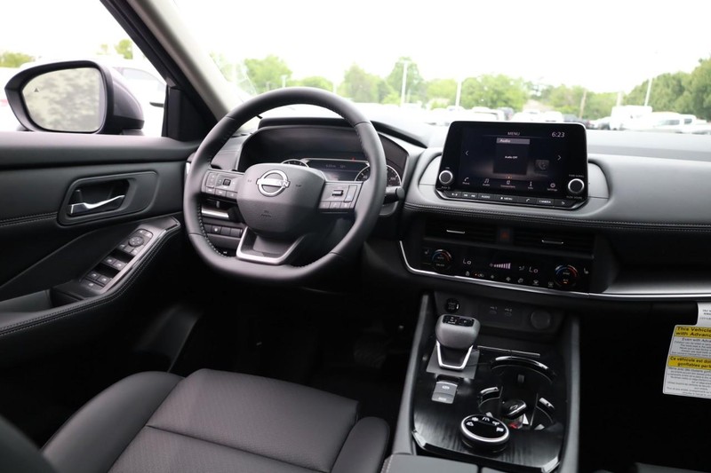 Nissan Rogue Vehicle Image 14