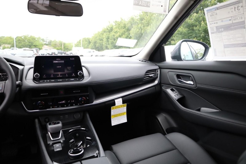Nissan Rogue Vehicle Image 17