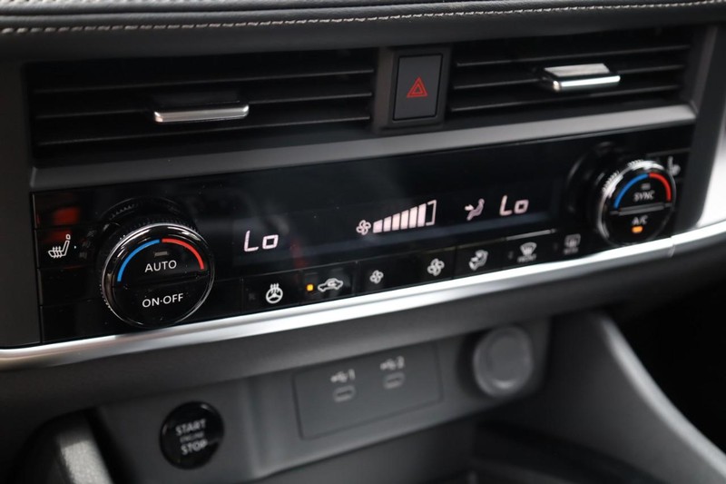 Nissan Rogue Vehicle Image 21