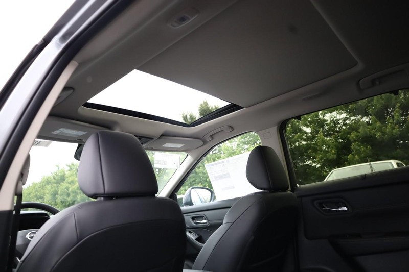 Nissan Rogue Vehicle Image 24