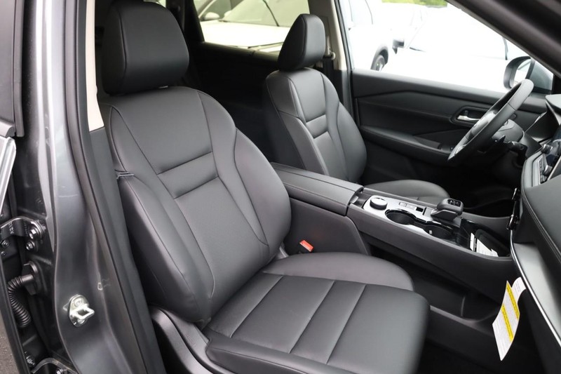 Nissan Rogue Vehicle Image 25