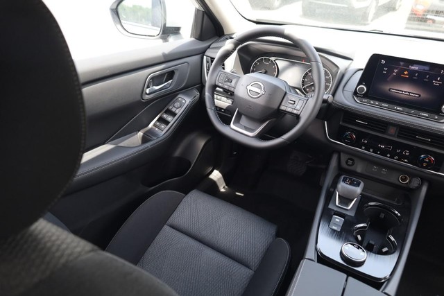 Nissan Rogue Vehicle Image 24