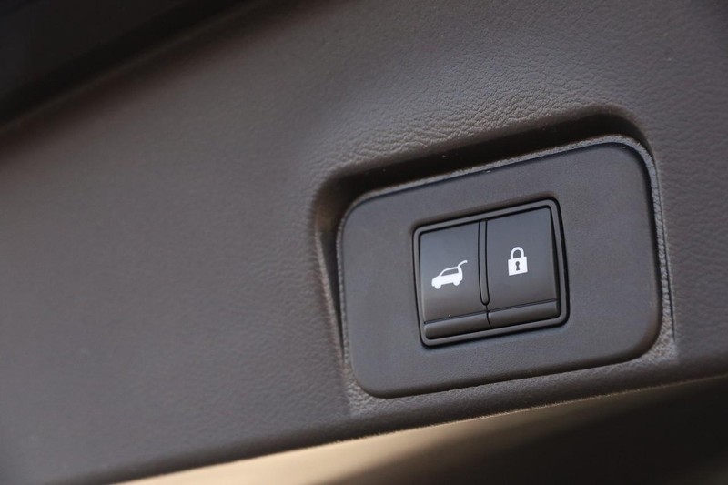Nissan Rogue Vehicle Image 08