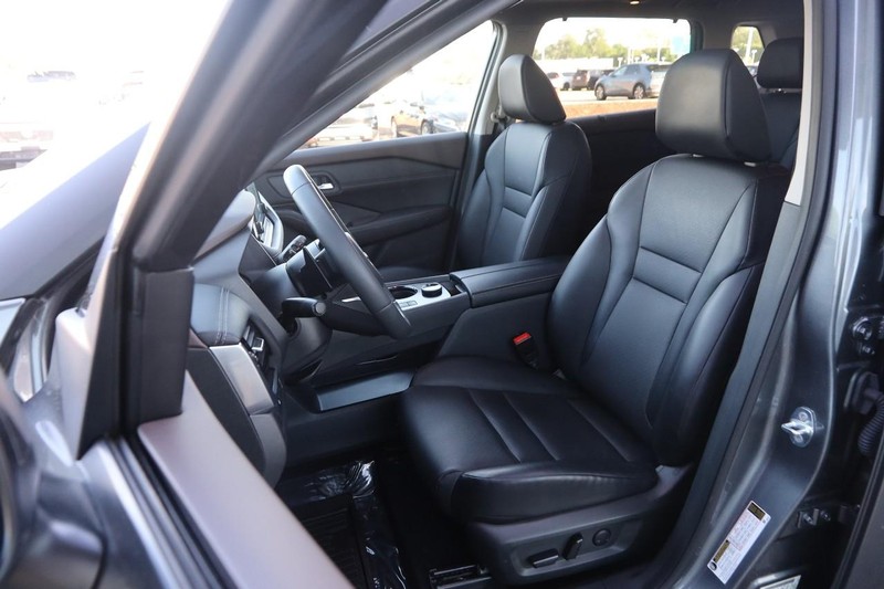 Nissan Rogue Vehicle Image 10
