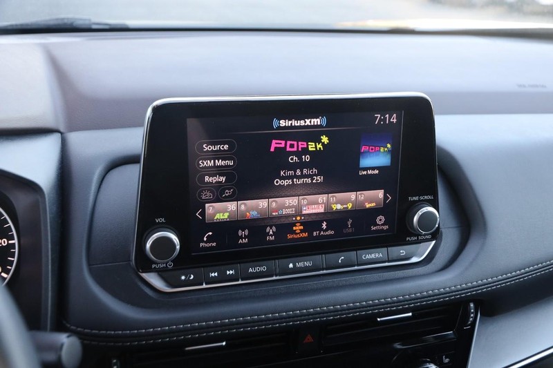 Nissan Rogue Vehicle Image 16