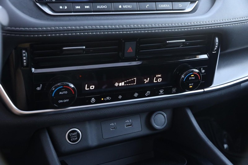 Nissan Rogue Vehicle Image 18