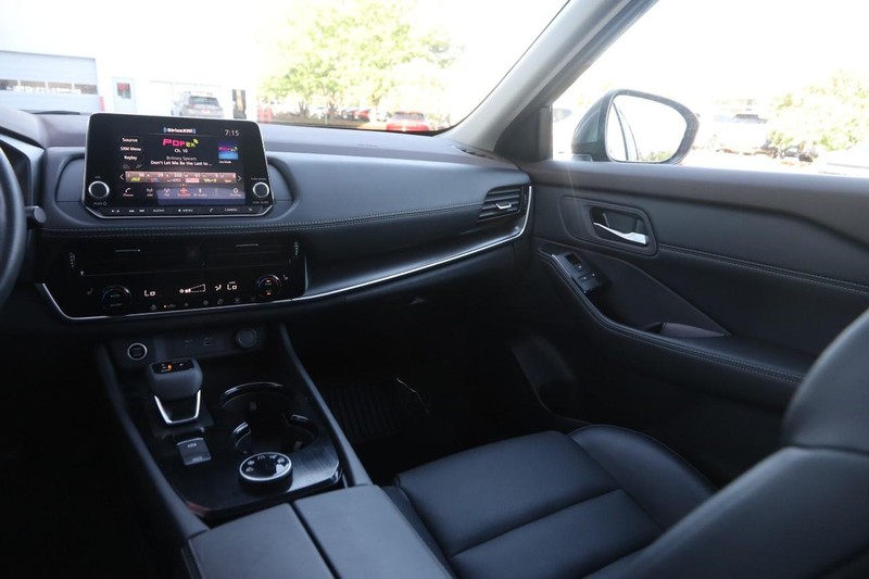 Nissan Rogue Vehicle Image 25
