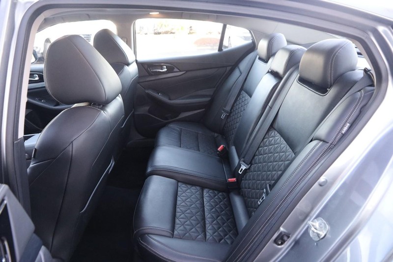Nissan Maxima Vehicle Image 10