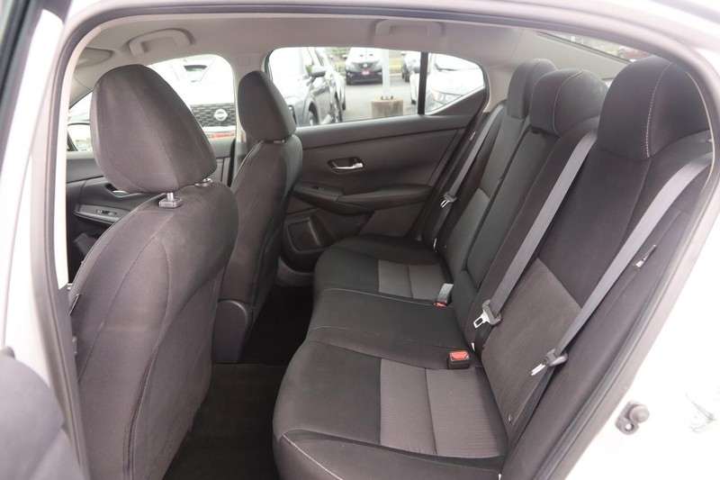 Nissan Sentra Vehicle Image 09