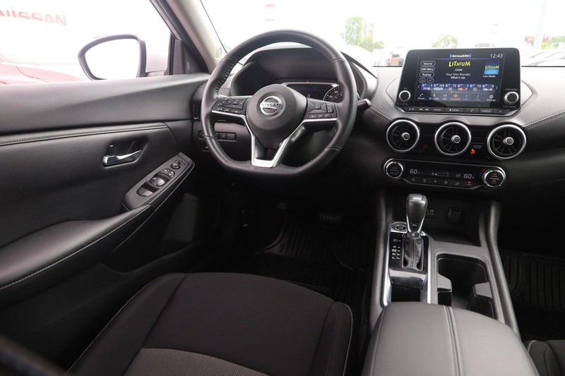 Nissan Sentra Vehicle Image 21