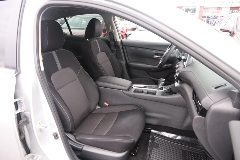 Nissan Sentra Vehicle Image 24