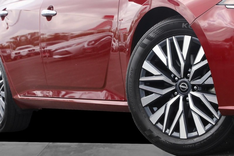 Nissan Altima Vehicle Image 03