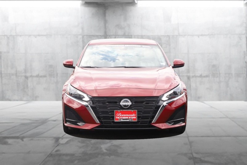 Nissan Altima Vehicle Image 04