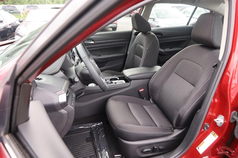 Nissan Altima Vehicle Image 09