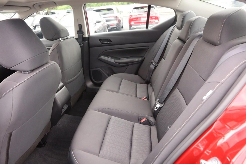Nissan Altima Vehicle Image 10