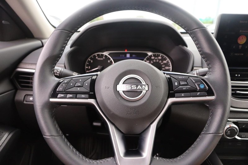 Nissan Altima Vehicle Image 11