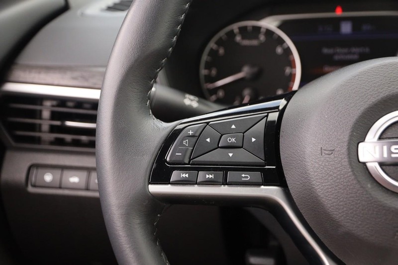 Nissan Altima Vehicle Image 12