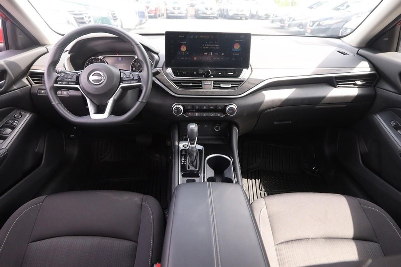 Nissan Altima Vehicle Image 21