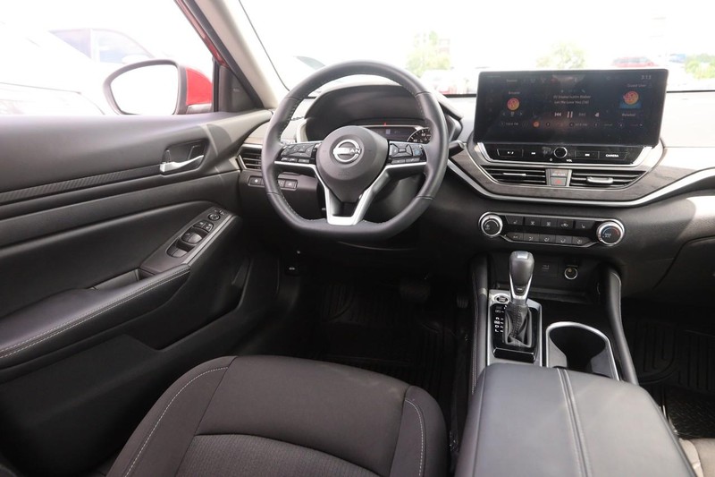 Nissan Altima Vehicle Image 22