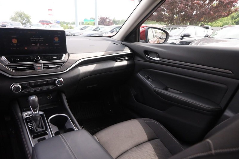 Nissan Altima Vehicle Image 25