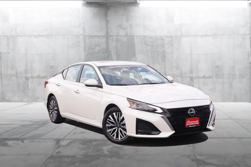 Nissan Altima Vehicle Image 02