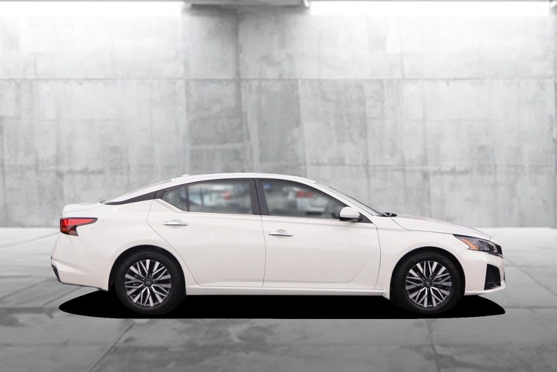 Nissan Altima Vehicle Image 05
