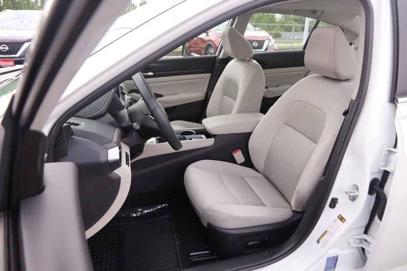 Nissan Altima Vehicle Image 09