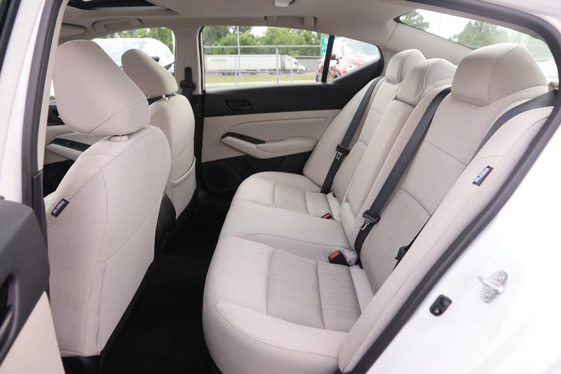 Nissan Altima Vehicle Image 10