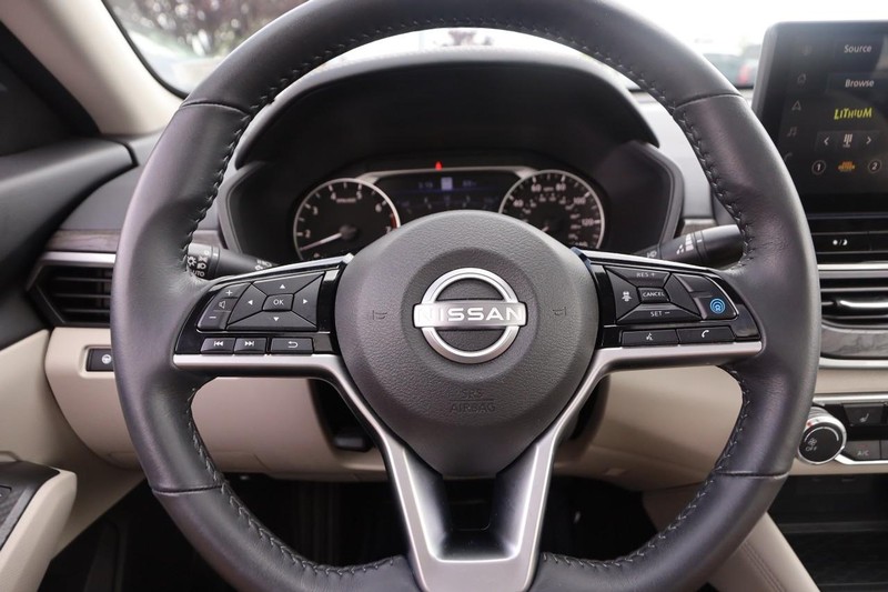 Nissan Altima Vehicle Image 11