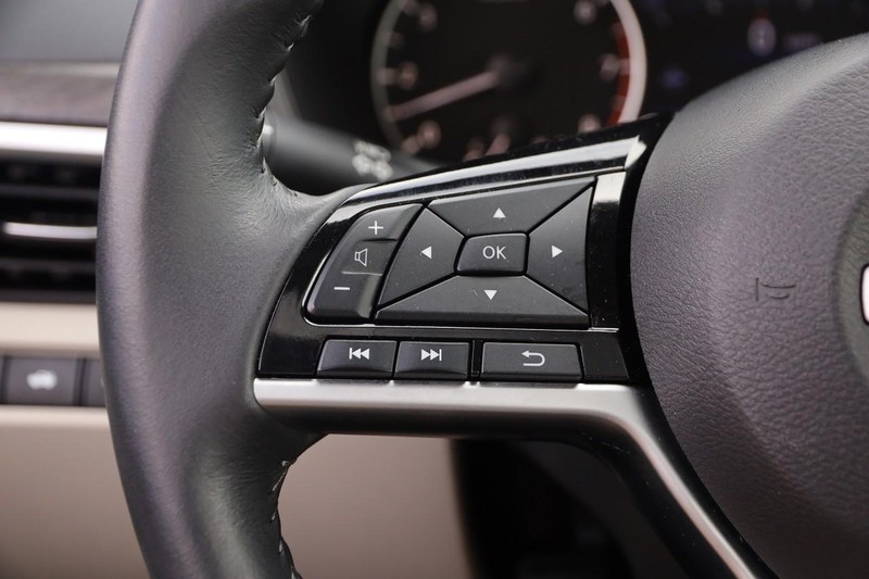 Nissan Altima Vehicle Image 12