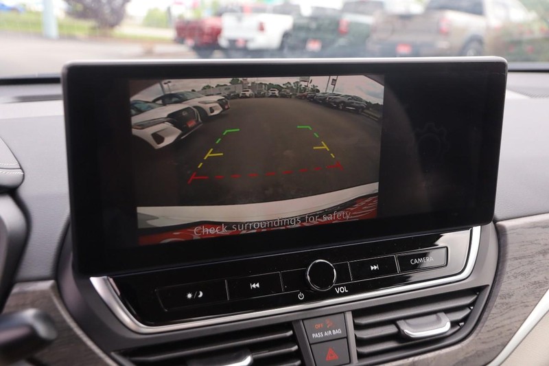 Nissan Altima Vehicle Image 16