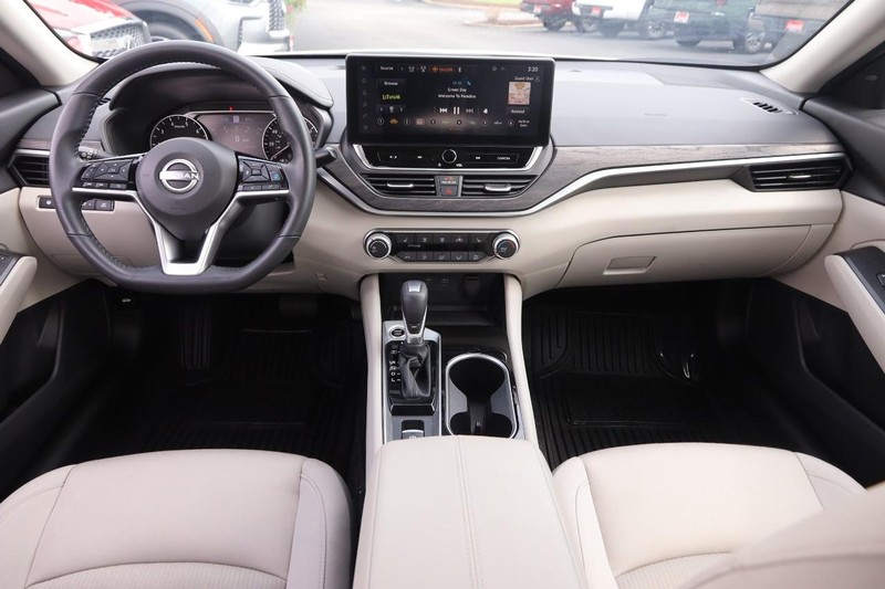 Nissan Altima Vehicle Image 21
