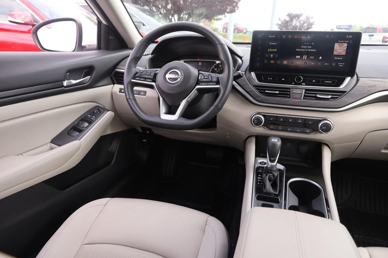 Nissan Altima Vehicle Image 22