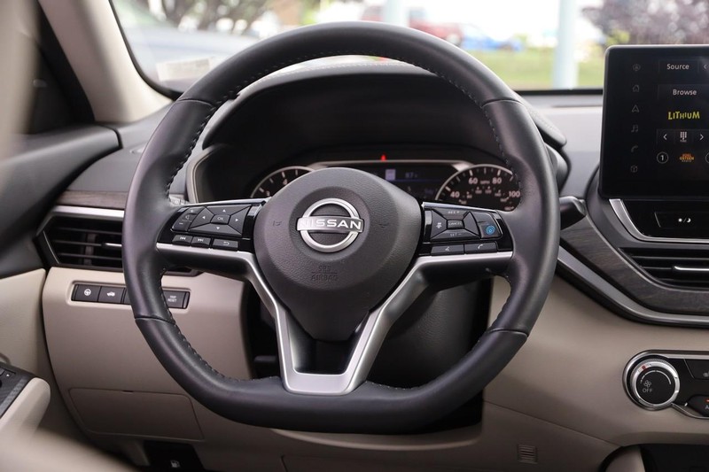Nissan Altima Vehicle Image 23