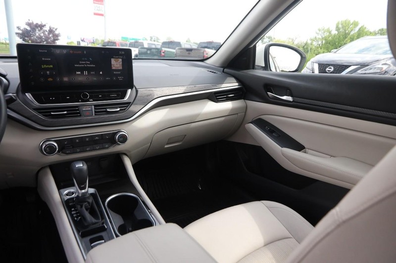 Nissan Altima Vehicle Image 25