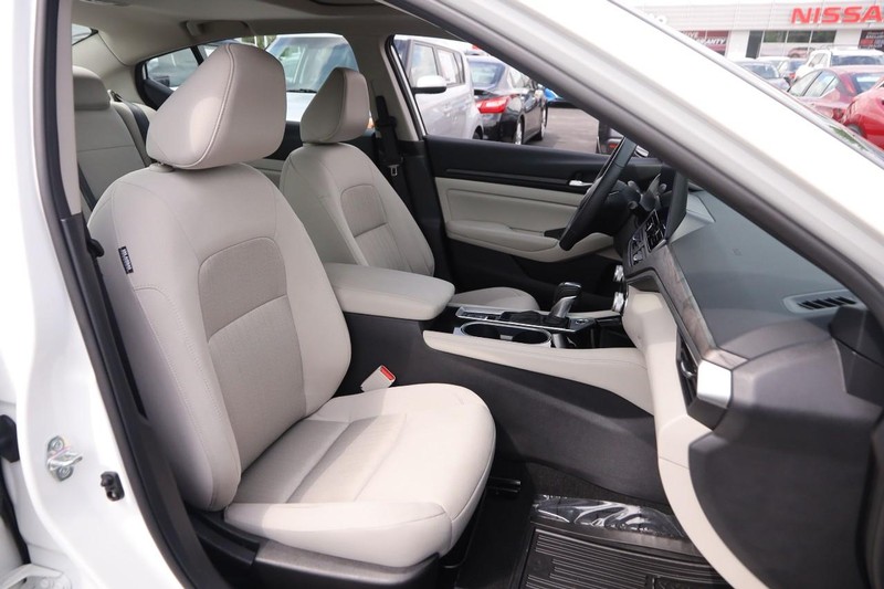 Nissan Altima Vehicle Image 26