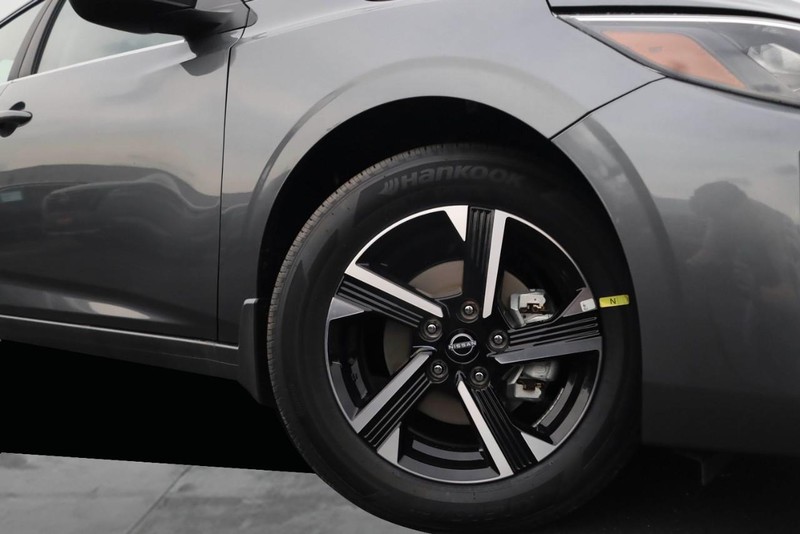 Nissan Sentra Vehicle Image 03