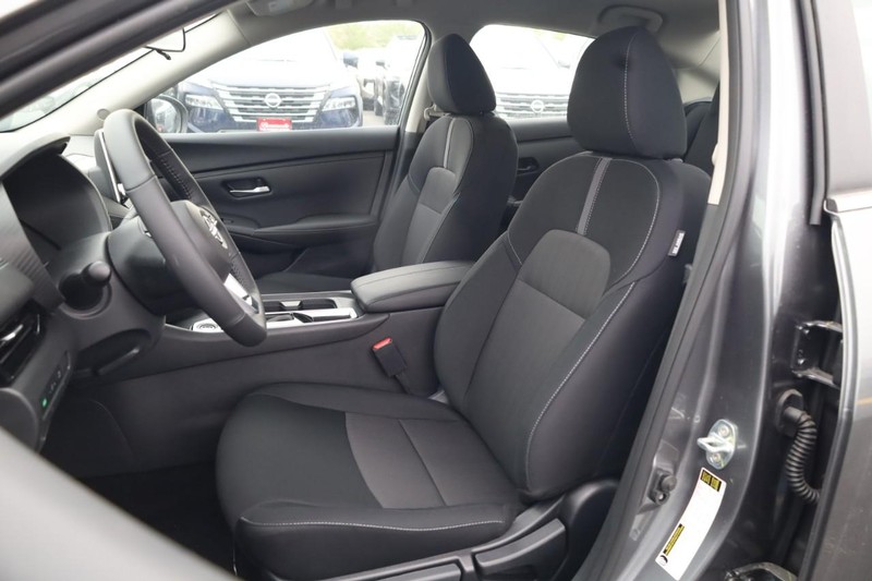 Nissan Sentra Vehicle Image 08