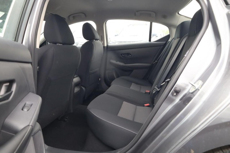 Nissan Sentra Vehicle Image 09