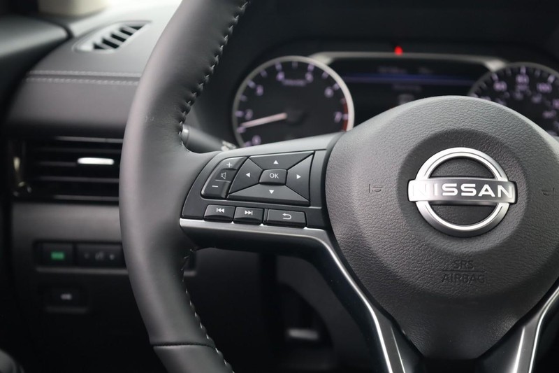 Nissan Sentra Vehicle Image 12