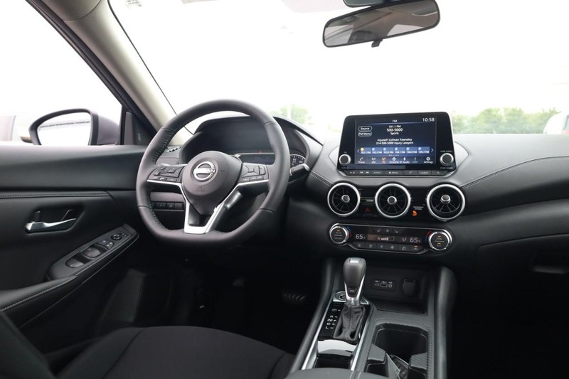Nissan Sentra Vehicle Image 13
