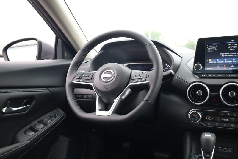 Nissan Sentra Vehicle Image 14