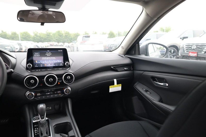 Nissan Sentra Vehicle Image 16
